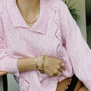 Rosa stickad tröja  - Tunnstickad tröja i en mix av vit och rosa. Superfina detaljer och en krage. Halsen är bred vilket gör att den sitter avslappnat och snyggt. Tröjan slutar precis vid byxkanten, vilket gör den perfekt för att stoppa in.🍭.                       •Endast old second hand/vintage label•ALLA varor tvättas, steamas, rollas•Varorna är i secondhand skick- om inget annat anges. •Inga defekter hålls dolda dock bär köparen ansvaret för att inte missförstå skick + skapa korrekt uppfattning om varan•Ingen retur/ångerrätt•Pris/vara+ frakt 66kr, spårbart Postnord •Budgivning i kommentarsfält vid större intresse• 