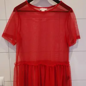 Röd, genomskinlig t-shirt i fint skick från H&M i storlek S✨ Gratis frakt 💕