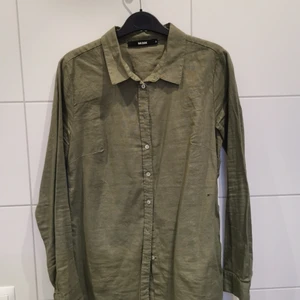 Olivgrön skjorta  - Olivgrön skjorta i fint skick från BikBok i storlek S ✨ Frakt tillkommer 💕