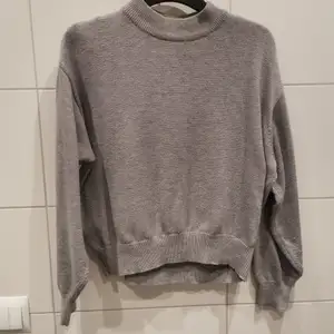 Grå tröja i fint skick från H&M i storlek S✨ Frakt tillkommer 💕