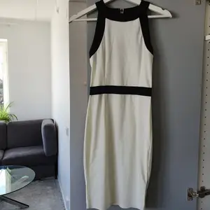En vit, stretchig klänning. Skön material. Klänningen visar figur. Den har använts ett par gånger. Originala pris, 150 kr. Kontakta för mer info. 