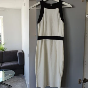 Festklänning / dagligklänning - En vit, stretchig klänning. Skön material. Klänningen visar figur. Den har använts ett par gånger. Originala pris, 150 kr. Kontakta för mer info. 