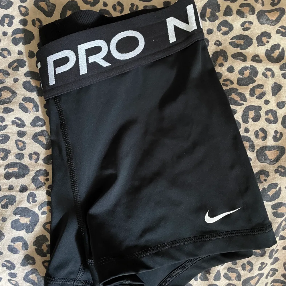Ett par Nike PRO tights, strl M - aldrig använda! Bekväma! ❤️‍🔥❤️‍🔥 kan mötas upp i Gbg eller skickas mot fraktkostnad! . Shorts.