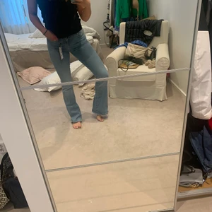 Bootcut Jeans Zara  - Storlek:38, aldrig använda prislapp kvar till och med. Säljer pga har ett par exat likadana. 