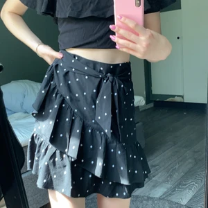 Prickig volangkjol - Svart kjol med vita prickar och volanger. Köpt från Missguided och endasta använd ett fåtal gånger.