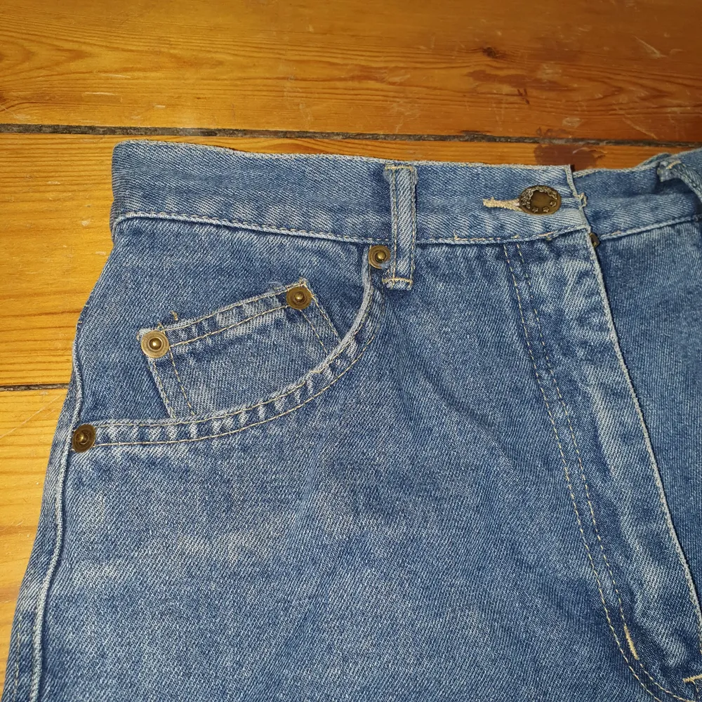 söta högmidjade jeansshorts i perfekt skick! stora fickor, markerad midja å lite A-linje vid benslutningen!. Shorts.