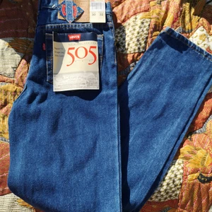 Nya levis jeans xs - Levis jeans nya med lappar kvar Storlek 30/32, tyckte dock dem var små i storleken så skulle rekommendera att gå upp en storlek.  Trådar sticker ut lite vid sidan av benet går att klippa av Skicka meddelande om jag ska ta mått. Herrmodell.