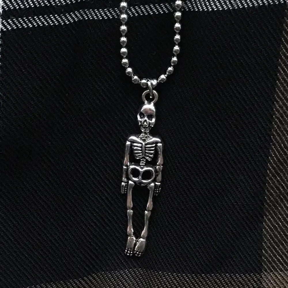 Skeleton-halsband I silverfärg ☠️🖤 Välj mellan vanlig kedja och kulkedja, på andra bilden kan du se de två alternativen. Frakt tillkommer på 12kr 🍂🧷. Accessoarer.