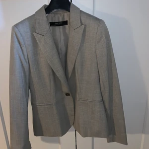 Kavaj - Använd fåtal gånger, super fint skick. Grå/beige färg. 