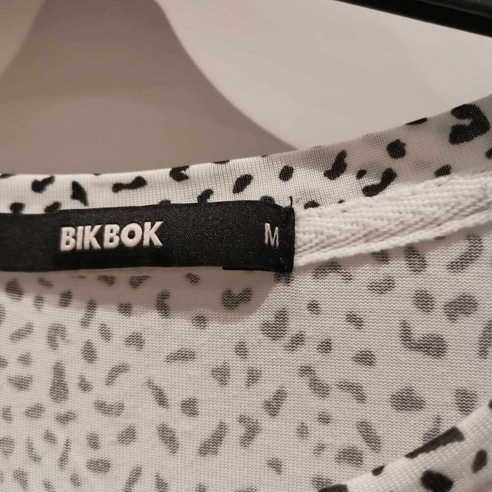 Vit och svart t-shirt från BikBok i storlek M. Bra skick ✨ Gratis frakt 💕. T-shirts.