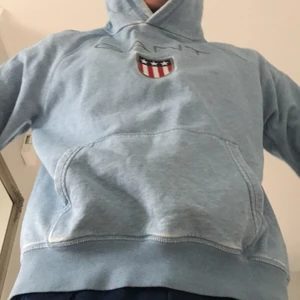 Ljusblå gant Hoodie - Storlek 170 cm 13-15 år fint skick använd ett fåtal gånger 