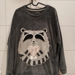 Grå pyjamas tröja  - Grå pyjamas tröja från H&M i storlek L. Skön, varm och gosig. 🥰 