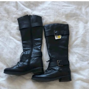 Snygga svarta stövlar  - Aldrig använda, org prislapp kvar. 