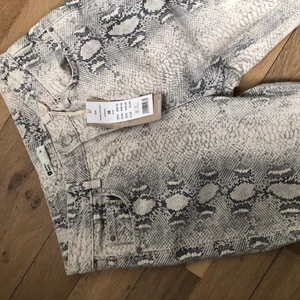 Jeans gina - Ett par mönstrade jeans från Gina i storlek 36, aldrig använda och prislappen kvar pga köpte för liten storlek. Skulle säga att passformen är lösare än på modellen, dock var dom som sagt för små för mig, är 174cm så alltså för korta 🌸