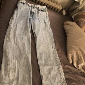 jeans från monki - välanvända. frakten är inräknad i priset.