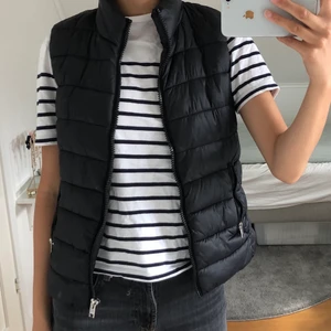 Svart väst - Söt svart väst från Mango❤️🥭 Fint skick! Köp gärna flera saker från min sida för att tjäna på frakten! Säljer mycket billigt💕