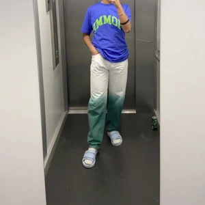 Jeans  - Ett par skit fina jeans med två olika färger i storlek 36 men passar även 34 för de brukar jag ha, jätte skönt material också!!!