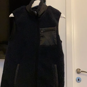 Väst - Säljer nu min väst från lager 157, den är köpr på herr avdelningen i Stl xs. Använd 2 gånger. Skriv för mer information!