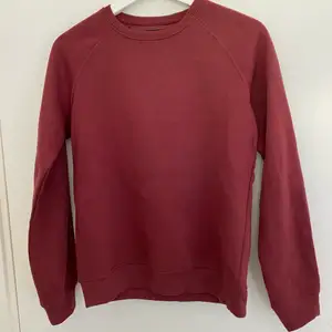 Fin vinröd sweatshirt, helt oanvänd, säljer då den är för liten och hann inte byta den 