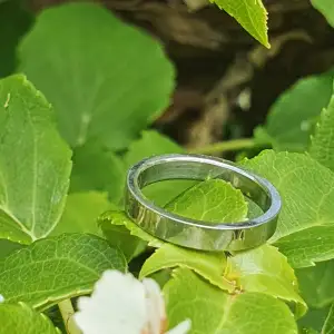  silver ring av rostfritt stål.  Inre diameter 13 mm. Gord av stål så kommer inte färga av