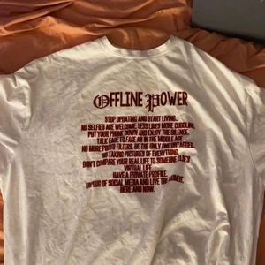 Vit oversized tröja med tryck - Vit oversized tröja med tryck i röd text. Den är i storlek S men då den är menad att vara stor är den over sized. Köparen står för frakten!☺️