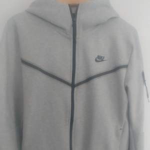 Nike Overall , Tech fleece , Grå.                              Huv tröja . M. 500 kr.      Byxor , L.  500 kr 