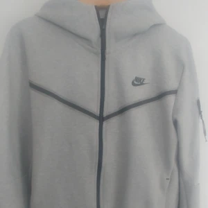 Nike - Nike Overall , Tech fleece , Grå.                              Huv tröja . M. 500 kr.      Byxor , L.  500 kr 