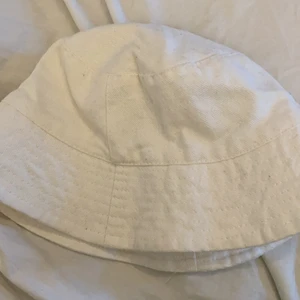 bucket hat - Vit Bucket hat från primark, kommer aldrig till användning det är därför jag säljer den. Kan mötas upp elr frakta (jag står inte för frakten) ❤️❤️❤️
