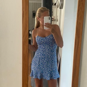 Zara klänning  - Lägger ut denna igen då förra köparen drog sig ur, klänningen är använd en gång o kostade 359kr nypris! Från zara och är slutsåld!