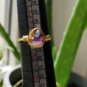 Flourit ring - HEJ!💞 NU SÄLJER JAG DENNA JÄTTE FINA FLOURIT RINGEN FÖR 25KR + FRAKT✨STORLEKEN ÄR VALFRI OCH KOMMER KOMMA MED NÅGRA KLISTER MÄRKEN OCH KSK EN HEMLIG GREJ🌱FÄRGAR INTE AV SIG🍓