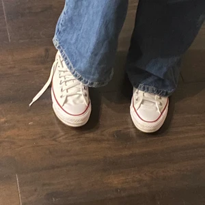 Converse  - Säljer mina låga vita converse för att dom inte kommer till användning. Endast använda 1 gång och kartongen finns kvar. Köpta för runt 600kr men skulle kunna sälja dom för 400❤️