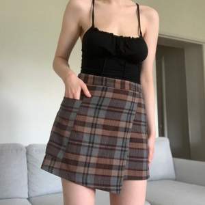 Rutig assymetrisk kjol, från urban outfiters!