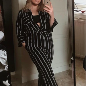 Kostymset - Säljer detta set med byxor och en mer avslappnad blazer/skjorta från Monki i storlek L! Det är supersnyggt och användbart då man kan ha båda delarna tillsammans eller till andra outfits! Tyvärr börjar det bli för litet för mig! Frakt tillkommer efter vägning!