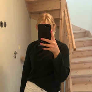 Långärmad tröja  - Långärmad tröja från weekday, den är mörkgrön men de framgår ganska dåligt på bild. Köparen står för frakten💖