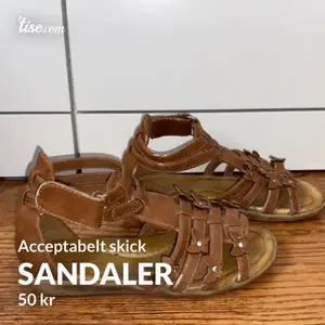 Ett bar bruna sandaler från CupCake (barn). Använda på dagiset. 50kr + 96kr frakt
