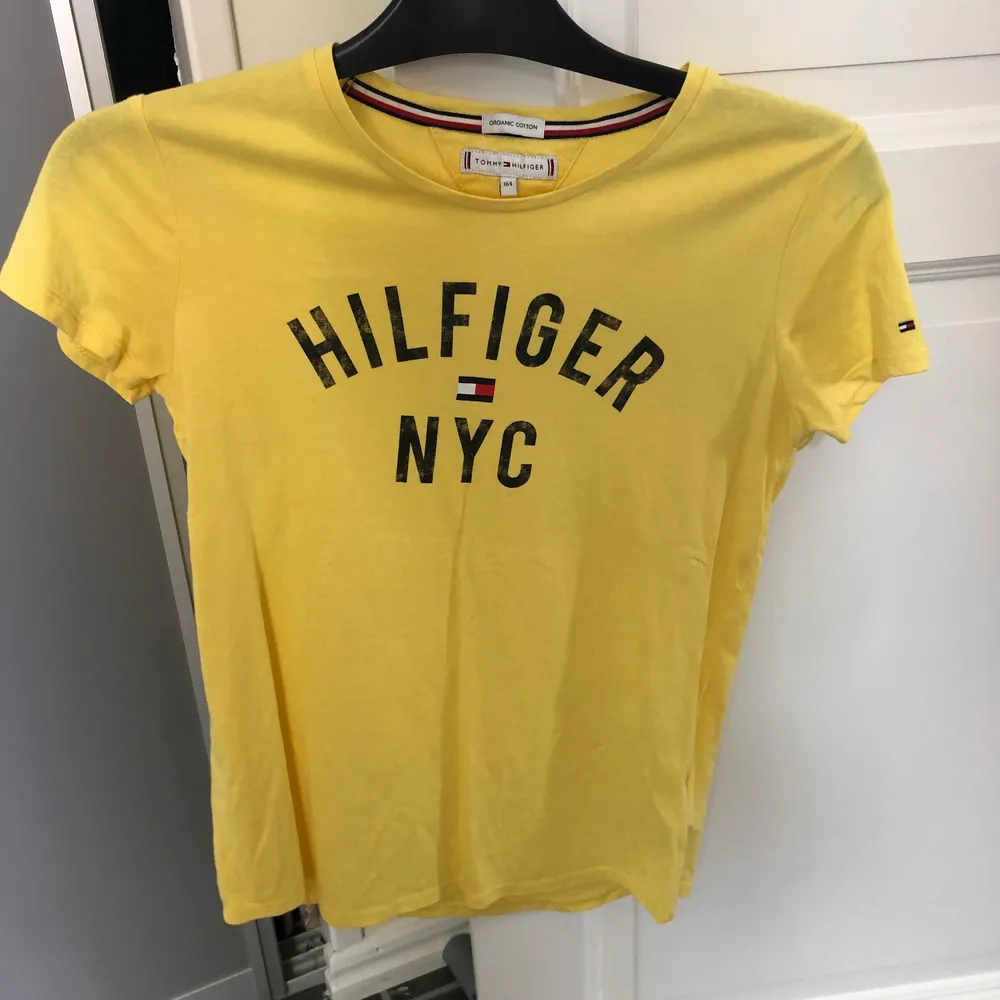 Gul Tommy Hilfiger T-shirt i storlek 164 (passar XS & S). Superfint skick, endast använd en gång! Nypris runt 300kr.. T-shirts.
