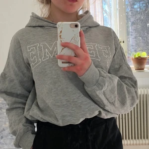 Hoodie - Hoodie från Gina Tricot. Köpt för 250kr. Använd men i fint skick. Kan skickas, köparen betalar frakten!