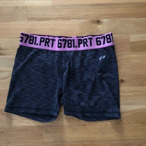 Träningshorts - Jättefina träningsshorts från Pro touch som inte passar mig längre. Bud från 70kr inkl frakt