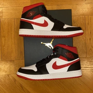 Jordan 1 Mid Gym Red - Helt nya Jordan 1 Mid Gym Red /// Storlek: 41 /// Skick: 10/10 Helt nya /// Kvitto o Box finns /// 1400