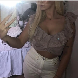 Topp - Inte min bild! Säljer en tröja då den är förstor för mig🥰