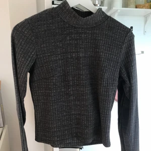 Finstickad grå/svart tröja - Jättefin grå/svart finstickad tröja med perfekt längd. Varken för kort eller för lång!