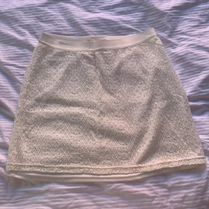 Spets kjol stl XS/S - Jätte fin naturvit kjol från Lindex. Storleken är 170 men motsvarar stl XS eller S. Tight passform. 