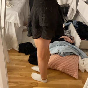 Volangkjol - Aldrig använd pga att jag har så många liknande kjolar, alltså är den i fint skick. 100kr+frakt🥰