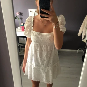 Sommarklänning  - Helt oanvänd superfin sommar klänning från hm, i väldigt fint skick då en endast är testad.✨Storlek 36 men tyvärr för liten på mig. BUDA!! från 120kr, MEN ENDAST OM DU KAN BETALA💖Frakt tillkommer!!