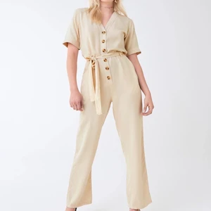 Byxdress - Beige byxdress från Gina! Använd ett fåtal gånger, nu tyvärr förliten för mig🥲