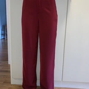 Kostymbyxor utsvängda - Vinröda byxor, frakt ingår ej! :) 
