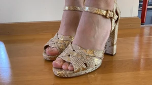 Michael Kors skor - Högklackade skor från Michael Kors, köpta i USA. Endast använda 1-2 gånger så de är i fint skick. De är i storlek 9 1/2 (US) vilket motsvarar EU storlek 40.