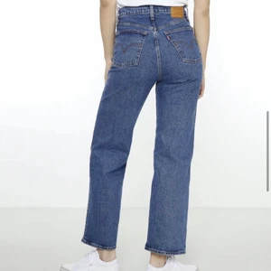 Levi’s Ribcage  - Bästa jeansen! Säljer min Levis Ribcage i storlek 29/27 då de tyvärr blivit för små. Inköpta för 1199:- förra året, men väldigt sparsamt använda så de är i mycket bra skick. 350 eller högst bjudande! Avslutar budningen på fredag 7/5 kl 17. 