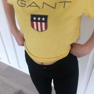 En gul  t-shirt från gant använd gånger köpt för 299kr - Skön t-shirt den är lite oversized jätte skön 