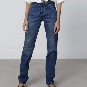 Säljer dessa popura jeans från Zara som har blivit försmå. De är i strl 38 men skulle mer säga 36. Jag är 175 och tycker de är najs längd💕 250kr utrop